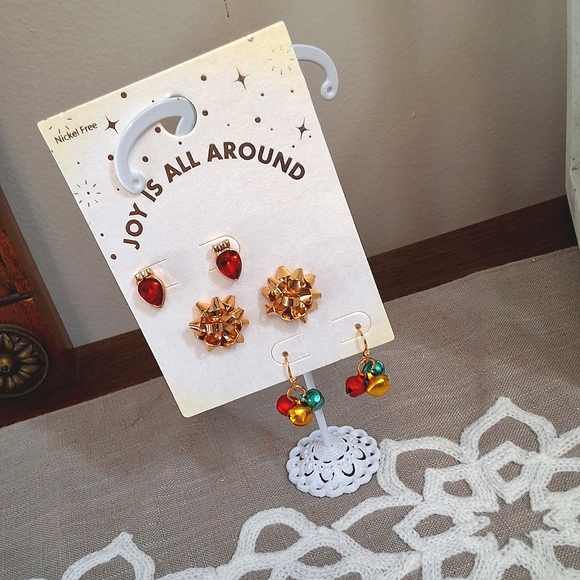 💥SALE💥NEW Christmas Holiday Joy Is All Around Earrings Set - Picture 2 of 3